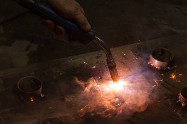 Th çalışmaları sırasında metal parçaların yarı otomatik nokta kaynak