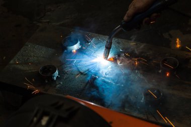 Th çalışmaları sırasında metal parçaların yarı otomatik nokta kaynak