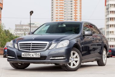 Gri ve mavi Mercedes Benz E-class E200 2010 yıl ön görünüm wi