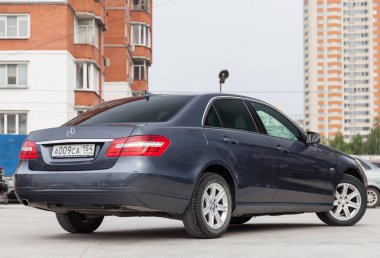 Gri ve mavi Mercedes Benz E-class E200 2010 yıl arka görüş zekâ