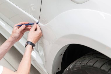 Otomobilin sağlam şeffaf koruyucu filmile güçlendirilmesi,