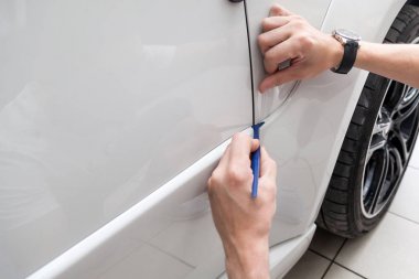 Otomobilin sağlam şeffaf koruyucu filmile güçlendirilmesi,