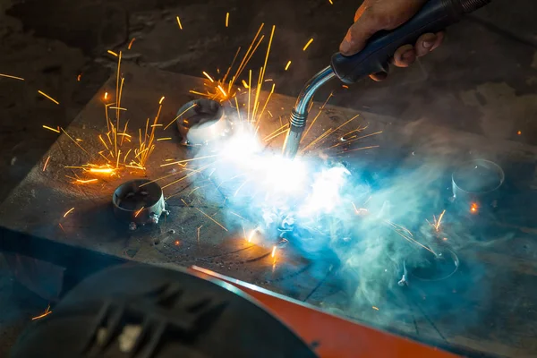 Semi-automatic spot welding of metal parts during the work of th — Stock Photo, Image