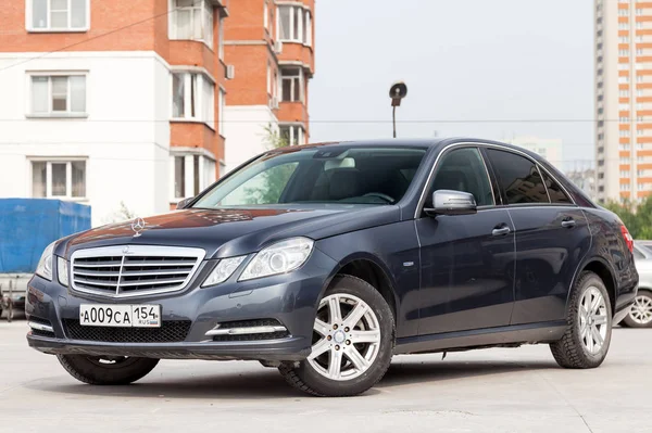 Grigio e blu Mercedes Benz E-class E200 2010 vista frontale anno wi — Foto Stock