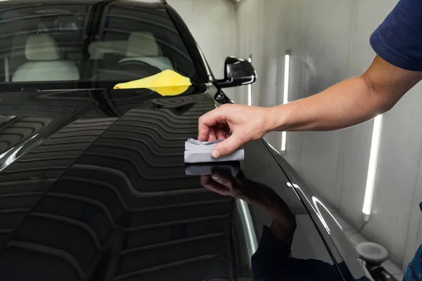 El proceso de aplicación de un recubrimiento nano-cerámico en el capó del automóvil —  Fotos de Stock