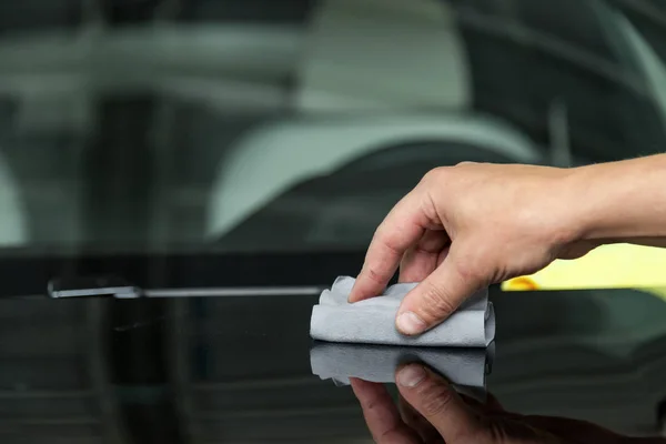 El proceso de aplicación de un recubrimiento nano-cerámico en el capó del automóvil — Foto de Stock