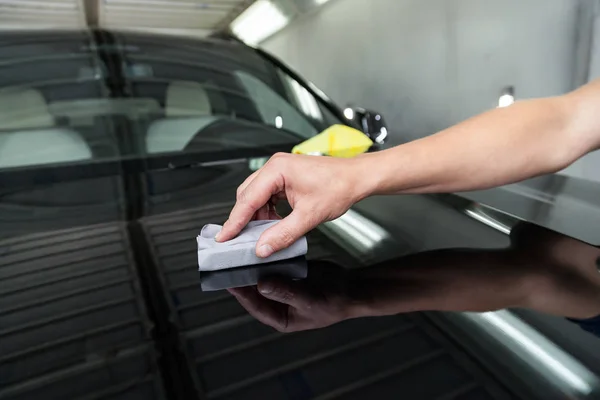 El proceso de aplicación de un recubrimiento nano-cerámico en el capó del automóvil —  Fotos de Stock