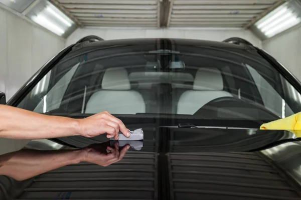 Postup aplikování nano-keramických povlaků na kapotu automobilu — Stock fotografie