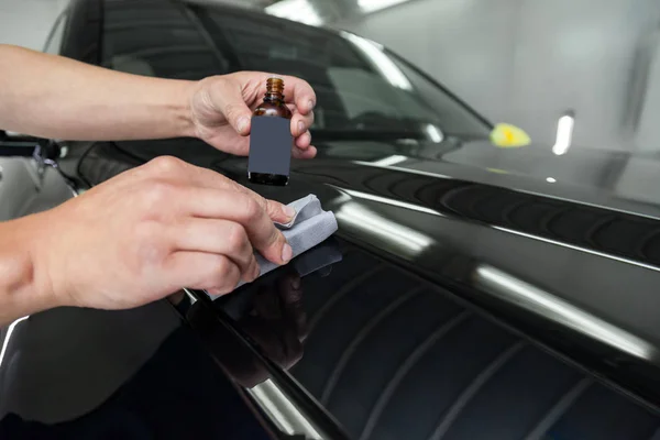 Postup aplikování nano-keramických povlaků na kapotu automobilu — Stock fotografie