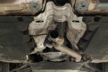 Önündeki aracın alt kısmında yakın çekim 