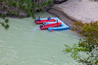 Bir gr mavi plastik iskele yakınında kırmızı kauçuk motorlu tekne görünümü