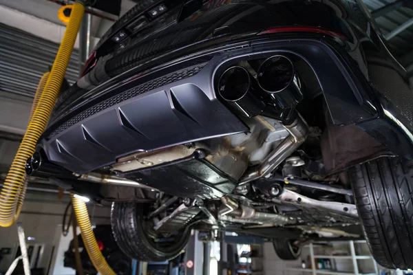 Bottom view of the car on a bifurcated exhaust system, rear bump — Stock Photo, Image