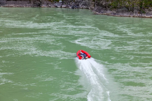 在绿色河上航行的红色橡皮摩托艇的鸟瞰图 — 图库照片