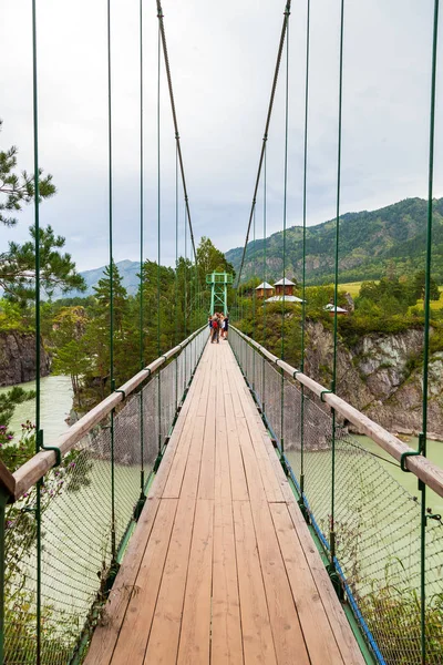 Vista de la carretera a través de un puente colgante de madera con hierro sl — Foto de Stock