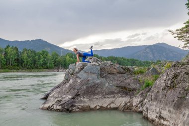 İnce genç sağlıklı spor kız eşek tekme egzersiz yapıyor