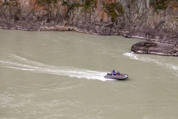 在绿色河上航行的灰色橡皮摩托艇的鸟瞰图 — 图库照片