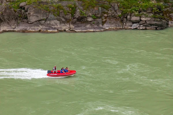 在绿色河上航行的红色橡皮摩托艇的鸟瞰图 — 图库照片
