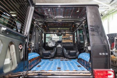 Gürültü insu üç kat kullanarak bir Suv gövdesinde araba alamı