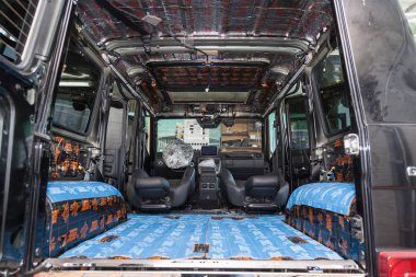 Gürültü insu üç kat kullanarak bir Suv gövdesinde araba alamı