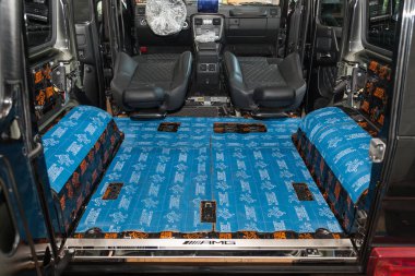 Gürültü insu üç kat kullanarak bir Suv gövdesinde araba alamı