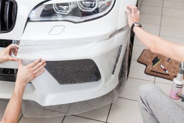 Otomobilin sağlam şeffaf koruyucu filmile güçlendirilmesi,