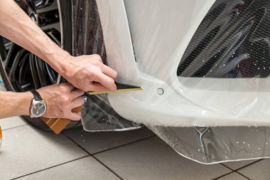 Otomobilin sağlam şeffaf koruyucu filmile güçlendirilmesi,