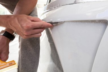 Otomobilin sağlam şeffaf koruyucu filmile güçlendirilmesi,