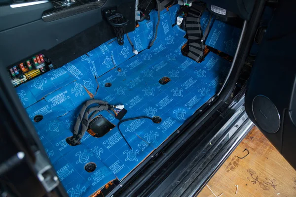 Ajuste del coche en el cuerpo de un SUV utilizando tres capas de ruido insu —  Fotos de Stock