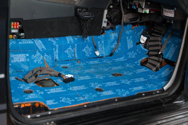 Car tuning in the body of a SUV using three layers of noise insu — Stok Foto