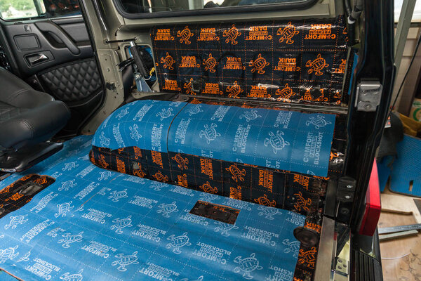 Тюнинг автомобиля в корпусе внедорожника с использованием трех слоев шума insu
