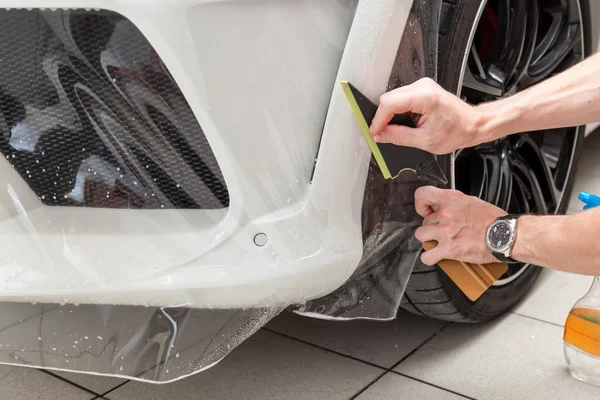 Retromontagem do carro com uma película protetora transparente sólida, t — Fotografia de Stock