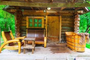 Verandada küçük bir ahşap hamamın verandası