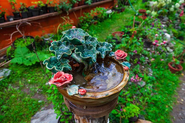 Una bella fontana decorativa fatta di porcellana o argilla — Foto Stock