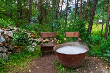 İksir veya yemek hazırlarken bir ateşin üzerinde büyük bir tencere veya tava,