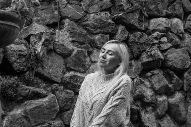 Gri örme terli genç sarışın kızın siyah-beyaz görüntüsü