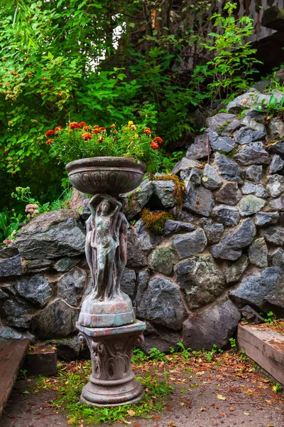 Um lugar pitoresco com um canteiro de flores na forma de uma estátua de — Fotografia de Stock