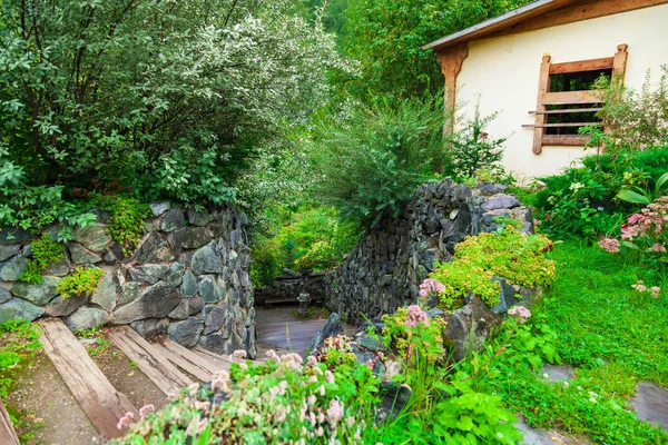 Une petite maison mignonne à l'extérieur de la ville pour vivre en été et en plein air — Photo