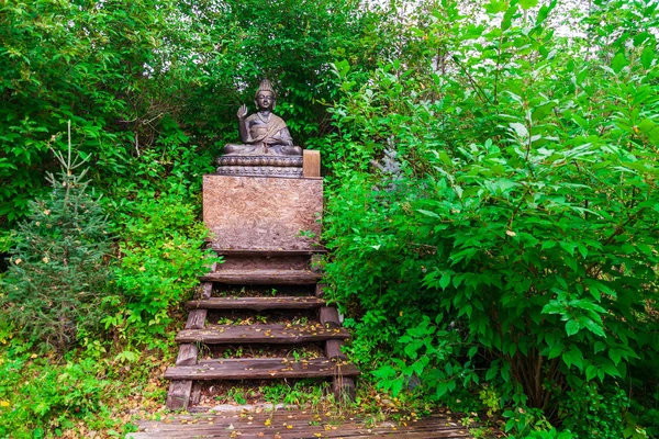 Socha Buddhy, která sedí v lotosové pozici pro uctívání a meditati — Stock fotografie