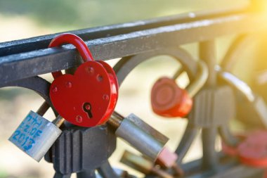 Farklı renklerde ve şekillerdeki kalplerin kilitleri üzerine yakın çekim