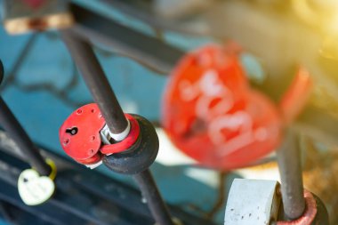 Farklı renklerde ve şekillerdeki kalplerin kilitleri üzerine yakın çekim