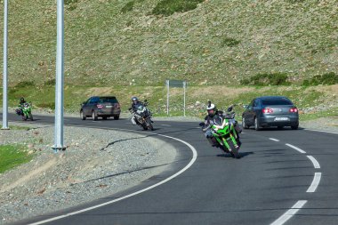 Motosiklet ve araba üzerinde Gezginler gibi keskin bir dönüş sürücü
