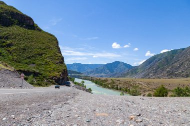 Sarı bir bölen şerit ile yeni bir dolambaçlı asfalt siyah yol olmak