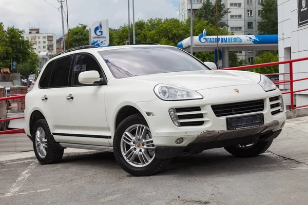 Vista frontal de Porsche Cayenne 957 2007 en color blanco después de clea — Foto de Stock