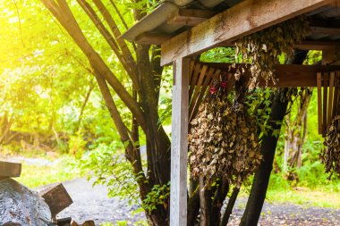 Bir banyo için Süpürgeler th bir kır evi yakınında veranda üzerinde asmak