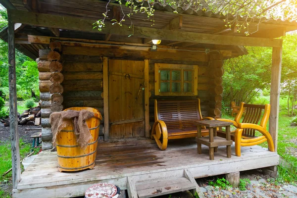 A varanda de uma pequena casa de banho de madeira no alpendre do qual th — Fotografia de Stock