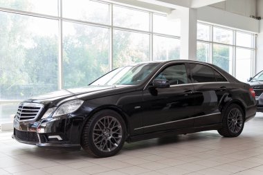 Siyah araba Merced ile bir bayilik showroom sergi