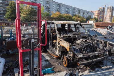 Bir yangın veya bir otoparkta bir kaza dan sonra yanmış bir araba kaplı
