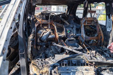 Bir yangın veya bir otoparkta bir kaza dan sonra yanmış bir araba kaplı