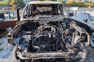 Bir yangın veya bir otoparkta bir kaza dan sonra yanmış bir araba kaplı