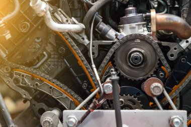 Gaz distrib görünümünde sökülmüş bir motorüzerinde yakın çekim